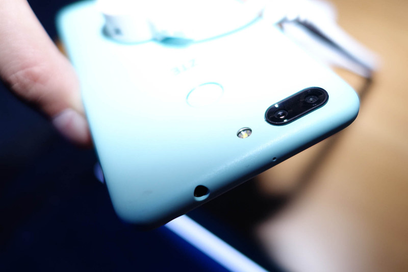 側面と背面が滑らかな曲面で一体化している