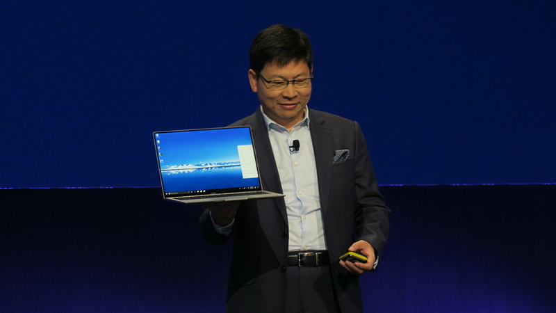 MateBook X Proを手にするリチャード・ユー氏