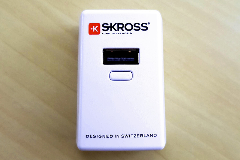 スイスデザインを感じさせる独特の雰囲気を持つSOS BATTERY。緊急時用の小容量モバイルバッテリーだ