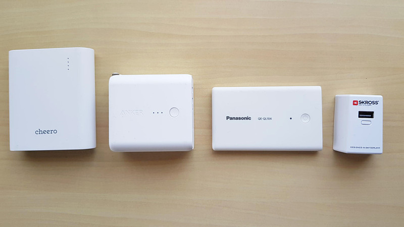 知名度のあるモバイルバッテリーと同列に並べるとSOS BATTERY（右端）のコンパクトさが目立つ