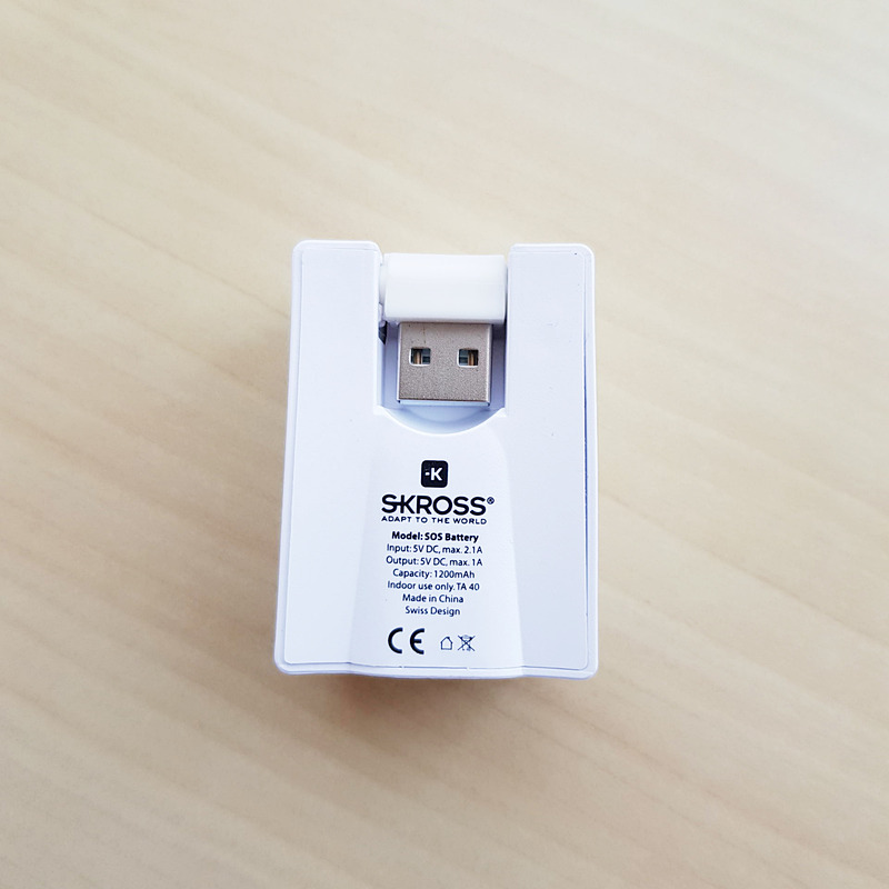 本体背面にはリトラクタブルなUSB（TypeA）プラグが折りたたまれて収納されている