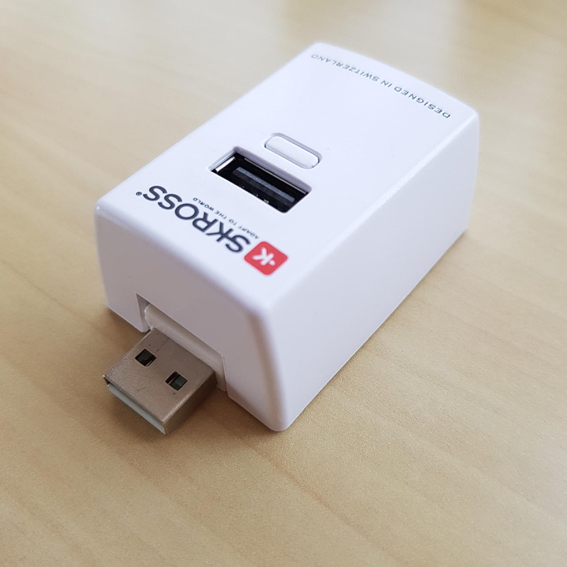 本体充電時、同時にパススルー充電に使うときにはプラグを伸ばして使用する