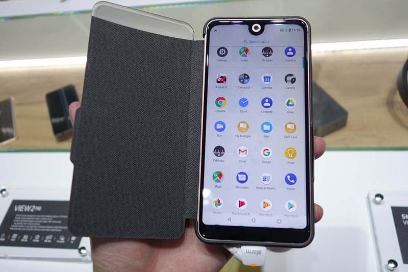 純正のフリップケース。上端の通知LEDが見えるように半透明になっている