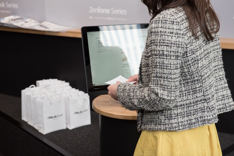 入口付近で予約票を発行