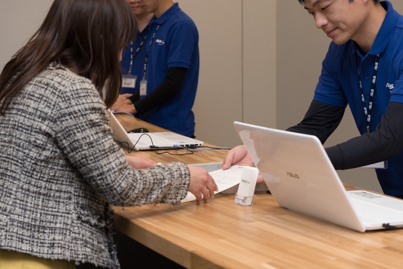 予約番号が呼ばれたら、端末と一緒に予約票をカウンターに渡して受付する