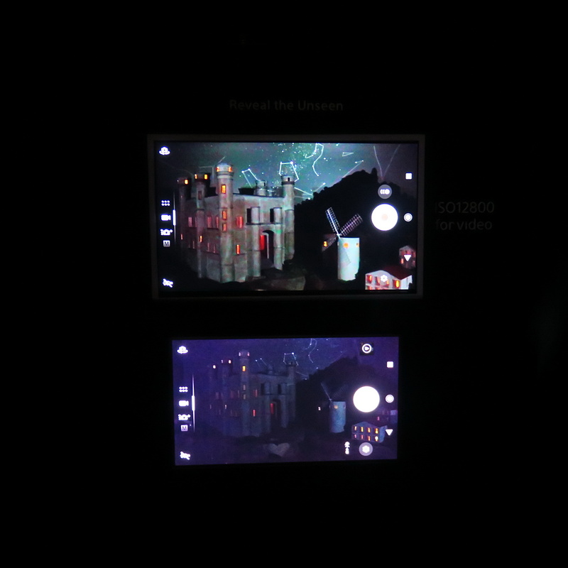 ブース内のデモでは従来機との比較が紹介されている。上がXperia XZ2