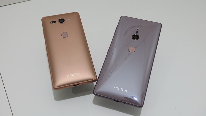 Xperia XZ2 Compact（左）とXperia XZ2の背面。指紋センサーも背面移動した