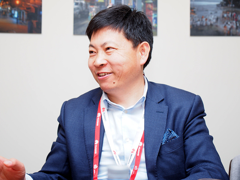 報道陣からの質問に答えるリチャード・ユーCEO