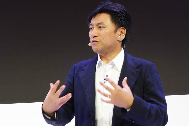 ソニーの古海氏。ちなみに耳に装着しているのが新製品の「Xperia Ear Duo」