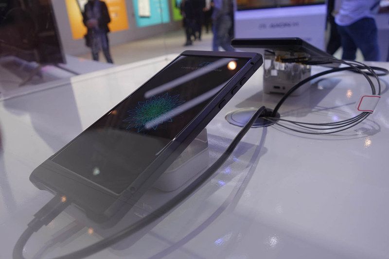 ZTEブースでの1.2Gbpsの高速LTE通信デモ。机の下に仮想基地局があり、近づくと排気がやや暖かかった。ただし通信は有線の模様