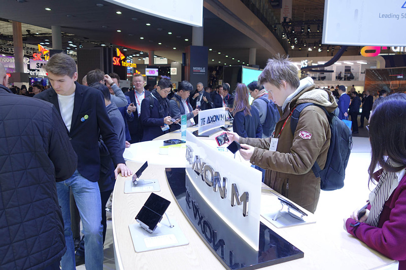ZTEブースのAXON M。こうした展示テーブルが4つほどある（1機種の展示としては多め）