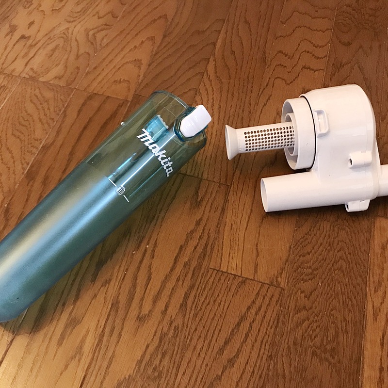 ゴミ捨て時は、透明パーツをパカっと外すだけ。ゴミも飛び散らず実に快適です