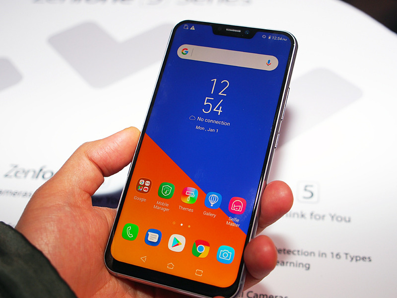ZenFone 5。同じ筐体でスペックの高いZenFone 5Zも発売する
