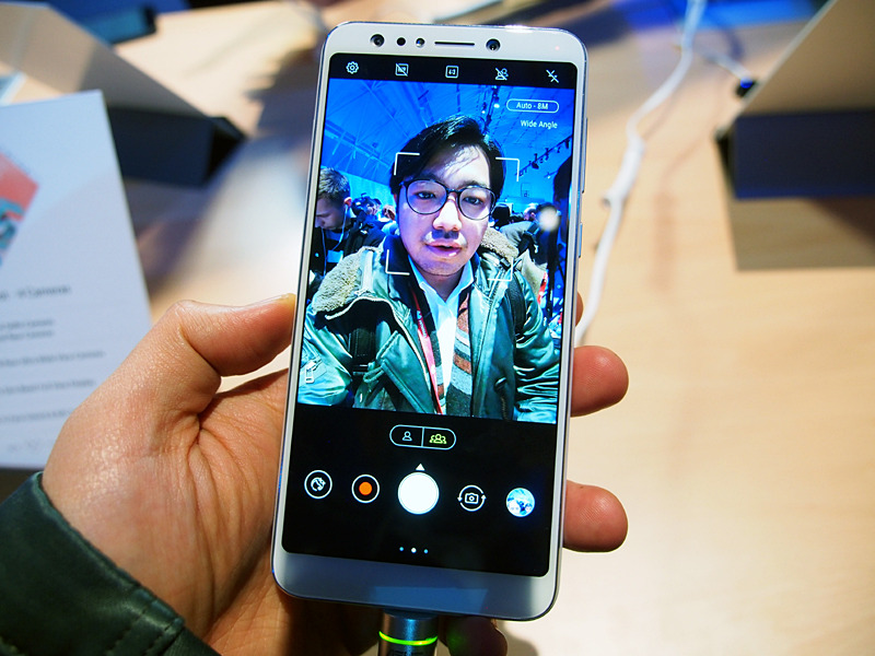 イン、アウト両方に120度の広角サブカメラを備えたZenFone 5 Lite