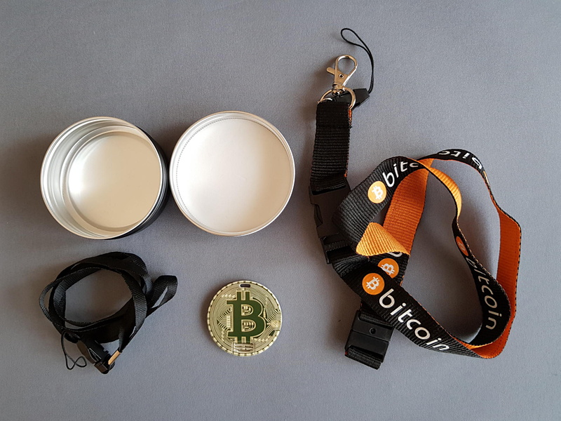 ネックストラップがチープとリッチの2種類同梱されていた。ビットコインの販促グッズかな？