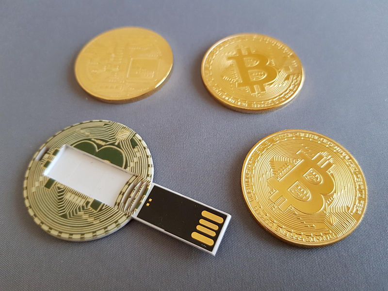 昨今人気のビットコインメダルより直径で3mmほど大きい