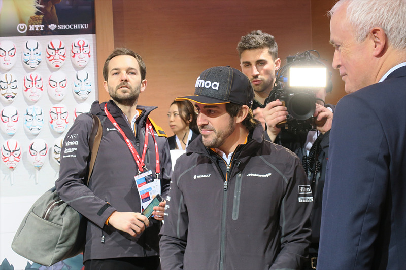 ブースを訪れたフェルナンド・アロンソ選手