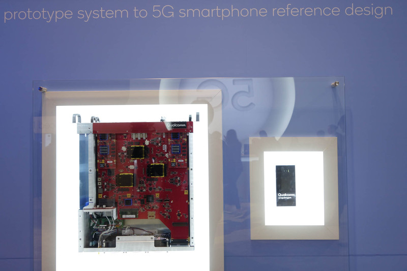 左右ともに5Gの端末のプロトタイプ。左は2016年ごろ、右は2017年秋ごろのもの。各種の試験などに用いられている