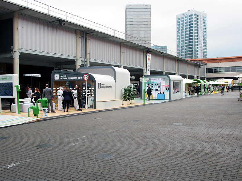 グーグルはホールとホールの間にある中庭に、Androidを体験できるコーナーを設置