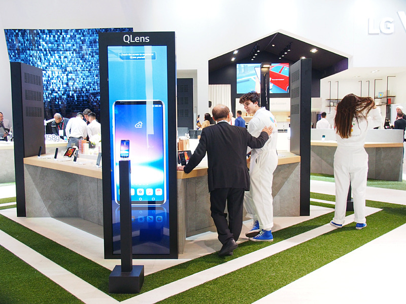 各メーカーのブースにもつなぎを着たスタッフを派遣。Googleアシスタントのデモを行っていた。写真はLGのブース