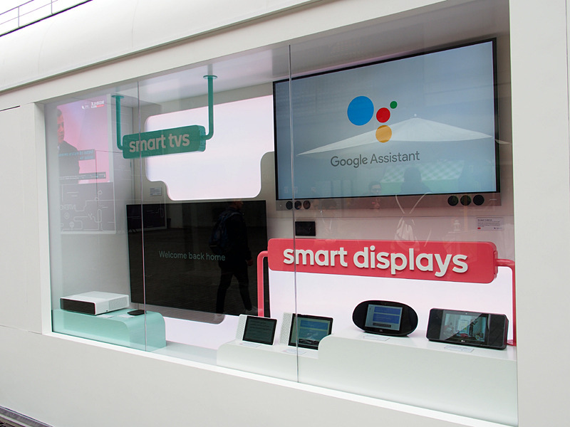 スマートスピーカーに続けて、スマートディスプレイにも取り組んでいる。MWCにもこれらのデバイスを展示