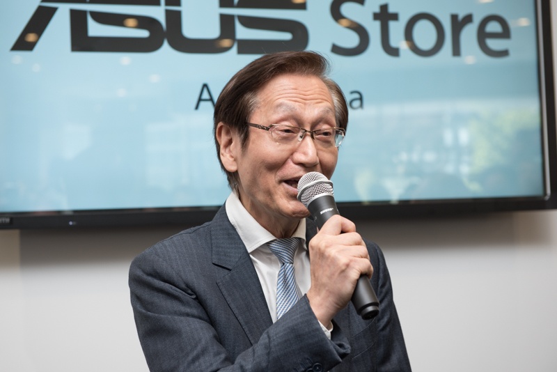 ストア内で挨拶を述べるジョニー・シー会長