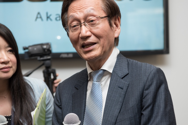 囲み取材に応じるジョニー・シー会長