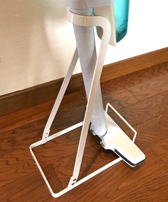 掃除機の吸い取り部を基点に、パイプ部分で重量のある本体を支えます