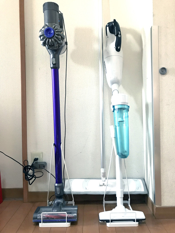 我が家の掃除機スペースに並ぶ2台の勇姿。うーむカッコいい……。あとは掃除をマメにしさえすれば完璧なのですが