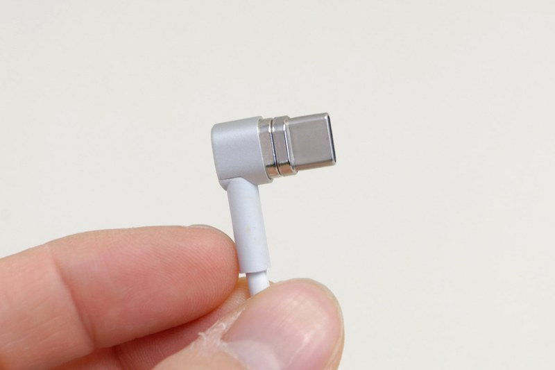 コンパクトなコネクター部と端子部。L字タイプなので張り出しも少ない