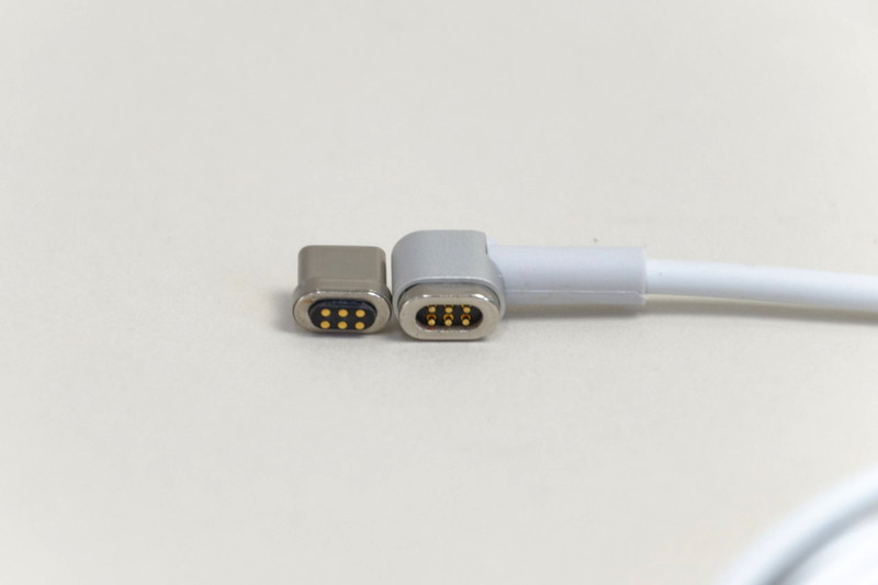 コンパクトなコネクター部と端子部。L字タイプなので張り出しも少ない