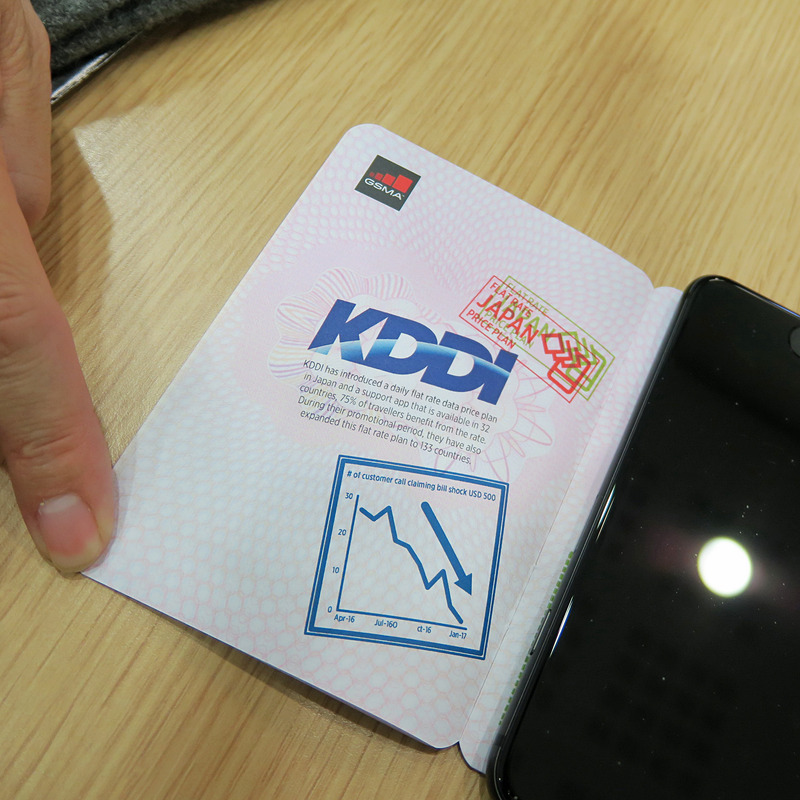 GSMA内で配布されたローミングを取り上げる冊子にはKDDIの世界データ定額が紹介されている
