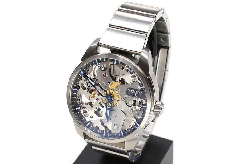 これら5種類のヘッドとwena wrist proを組み合わせて使っています。右写真はTISSOT（ティソ）の「T-COMPLICATION SQUELETTE（T-コンプリカシオン スケレッテ）」（<a href="https://www.tissotwatches.com/ja-jp/shop/tissot-t-complication-squelette.html" class="strong bn" target="_blank">公式ページ</a>）。スケルトン・シースルーバックの機械式腕時計です。黒の革バンドが付属していますが、wena wrist proの金属質感ともよくマッチしていると感じます。