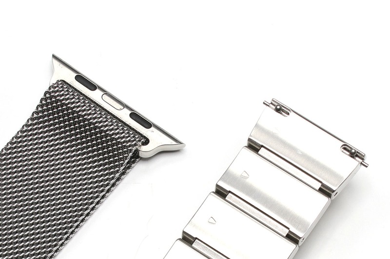 Apple WatchとApple Watch専用バンドを接続する金具は独自形状。このままでは一般的な腕時計バンドをApple Watchに装着することはできません。