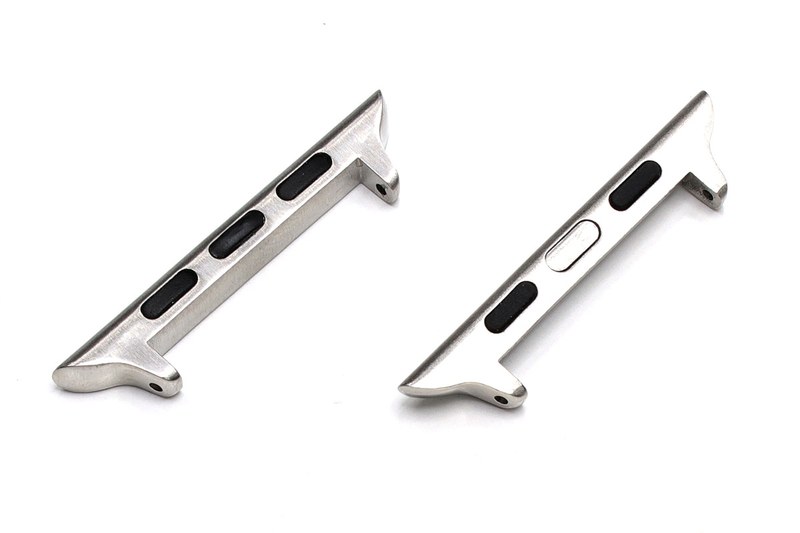 左がSEVENSIXTEENの「CLICK」で、右がSTEEL CONNECTの「A adapter for Apple Watch - Silver Aluminium」です。どちらも基本的には「Apple Watchに一般的な腕時計用のバンドを装着するためのアダプター」で、各種バンド幅（ラグ幅）用が売られています。