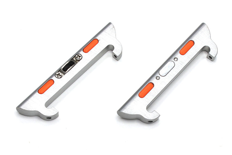 左がSEVENSIXTEENの「CLICK」で、右がSTEEL CONNECTの「A adapter for Apple Watch - Silver Aluminium」です。どちらも基本的には「Apple Watchに一般的な腕時計用のバンドを装着するためのアダプター」で、各種バンド幅（ラグ幅）用が売られています。