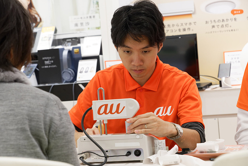 最初にバッテリーテスターで電池パックの状態をチェック。これにより、完全に放電している場合でも一般の充電器で充電できるよう“刺激”を与えることができる