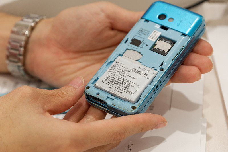 電池パックが膨張して充電できなくなっているケースも多い。この端末は結局再起動できなかった