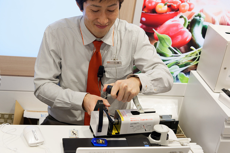 不要になった端末は回収。穴が開けられる