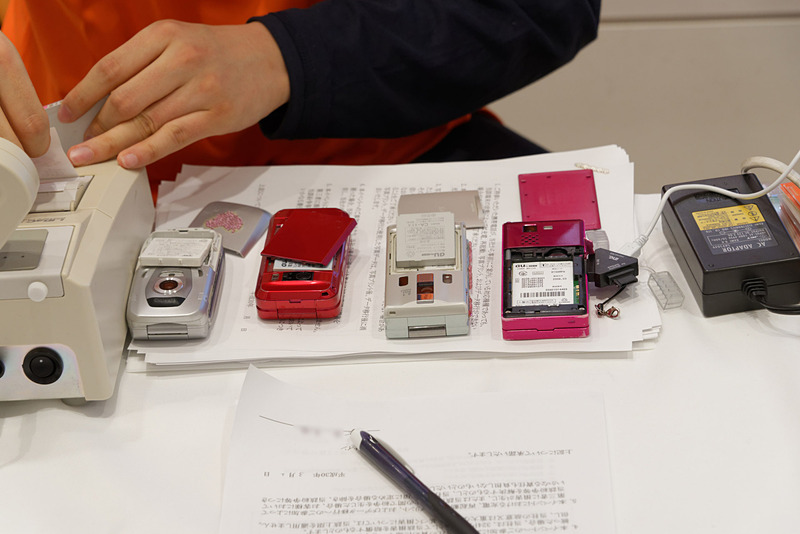 4台中3台の再起動に成功した赤ちゃん連れの女性。ペットの犬の写真をプリントした