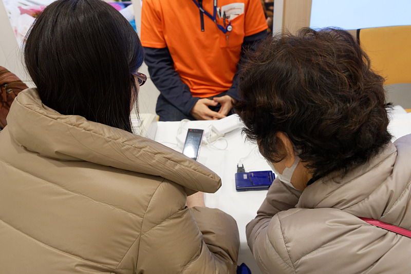 参加者も、auのスタッフも、互いに笑顔の絶えないイベントとなっていた