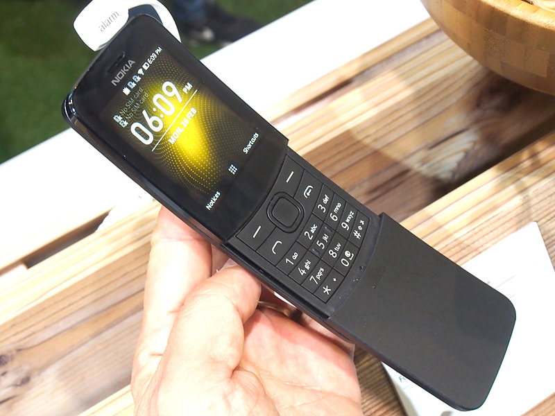 Nokia 8110といえばブラック。黄色にはオリジナルの面影は無いのだ