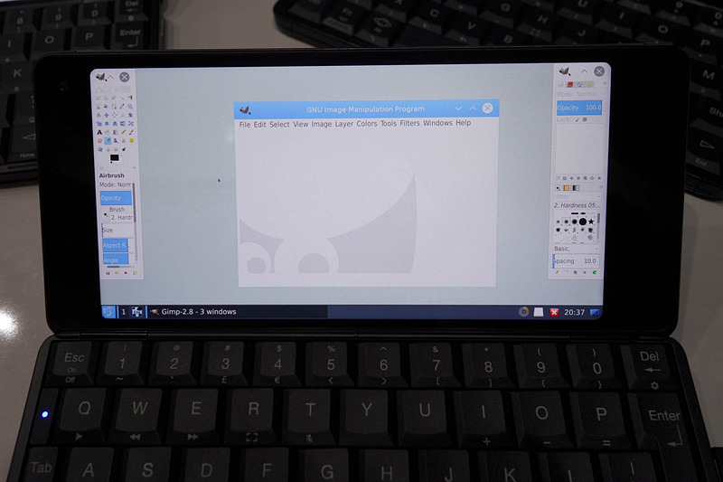 Debian上でGimpを動作させるデモ。マウスを接続して操作していた