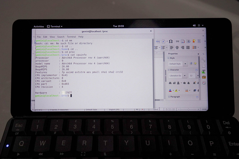 フルキーボードということもあり、プログラムコード書きやターミナル画面の操作などLinux的な使い方にも向いている