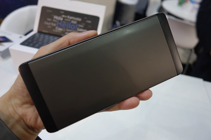 背面パネルを外した状態。カードスロットなどがある。なお日本の認証は展示の前の週に取得したばかりとのこと。ラベルには日本とFCCの認証番号が記載されていなかった