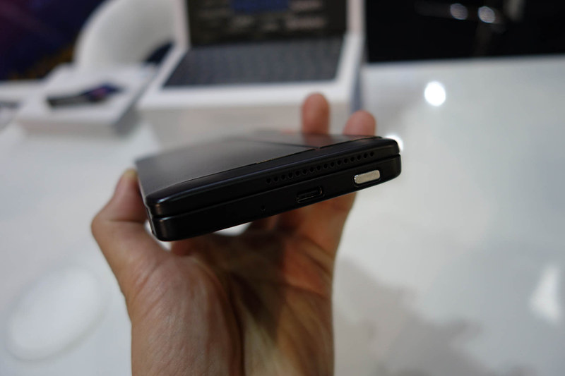 閉じた状態の側面