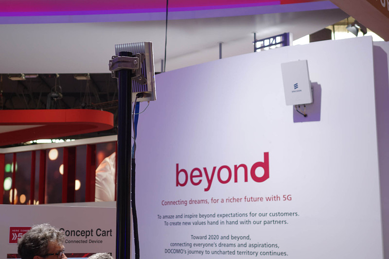 右奥がエリクソンのミリ波5Gアンテナで、手前中央左のポール上にあるのがインテルのミリ波5G実験機のアンテナ