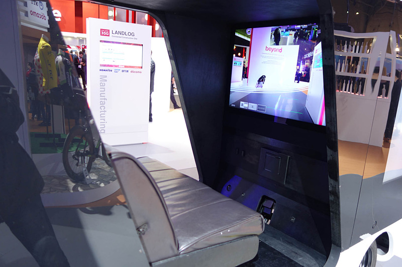 キャビンは前方は窓なし。左右は出入りしやすくするためにドアなし。ちなみにローカルで操縦するときはプレステのコントローラーを使うとかで、今回の搬入時も自走してきたとか