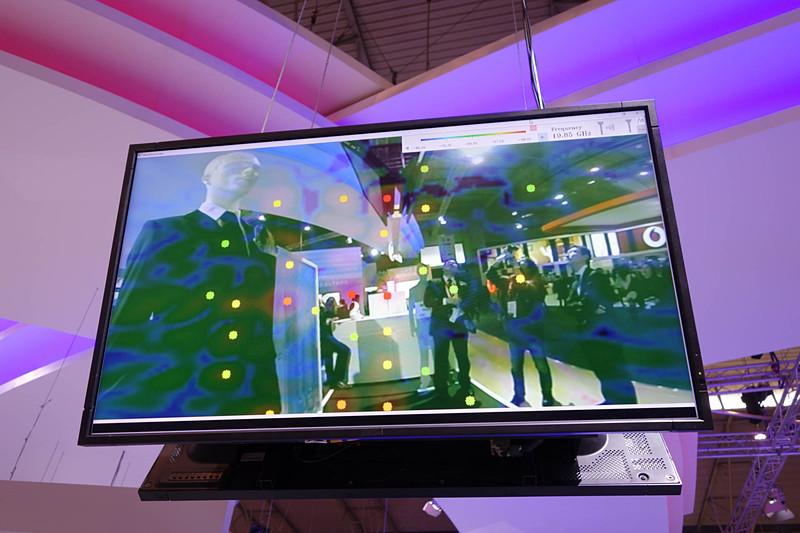 可視化した映像。赤がもっとも強く、緑が弱い。アンテナのある場所が一番強いが、反射する場所もけっこう強め