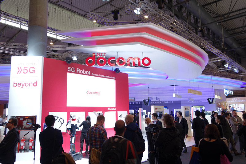NTTグループブース。前面部はほぼドコモ一色